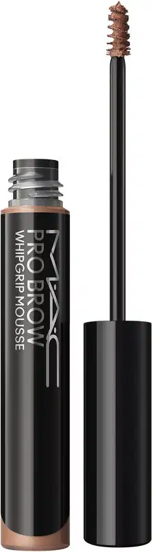 MAC Pro Brow Whipproof. Frasco cilíndrico preto com aplicador em espiral. Produto em tom marrom. Embalagem elegante com rótulo branco. Ideal para sobrancelhas duradouras e precisas.
