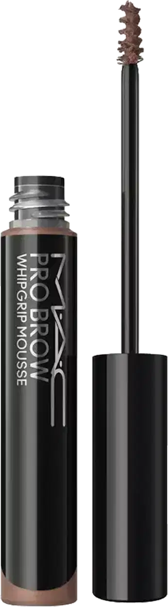 Pro Brow Whipscramouse M·A·C em embalagem cilíndrica preta com aplicador em espiral. Produto em tom marrom, apresentado com frasco aberto e tampa destacada, ideal para definição de sobrancelhas.