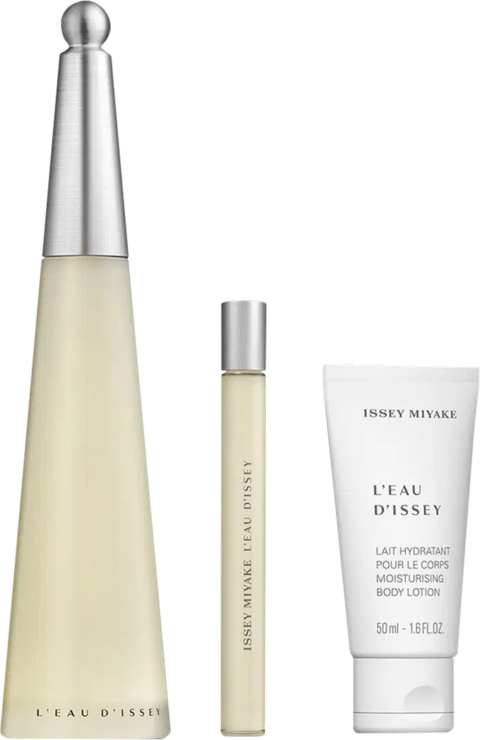 Três produtos da linha L'eau d'Issey da Issey Miyake: um frasco de perfume cônico, um frasco menor e um tubo de loção hidratante para o corpo, todos em tons claros e embalagens minimalistas.