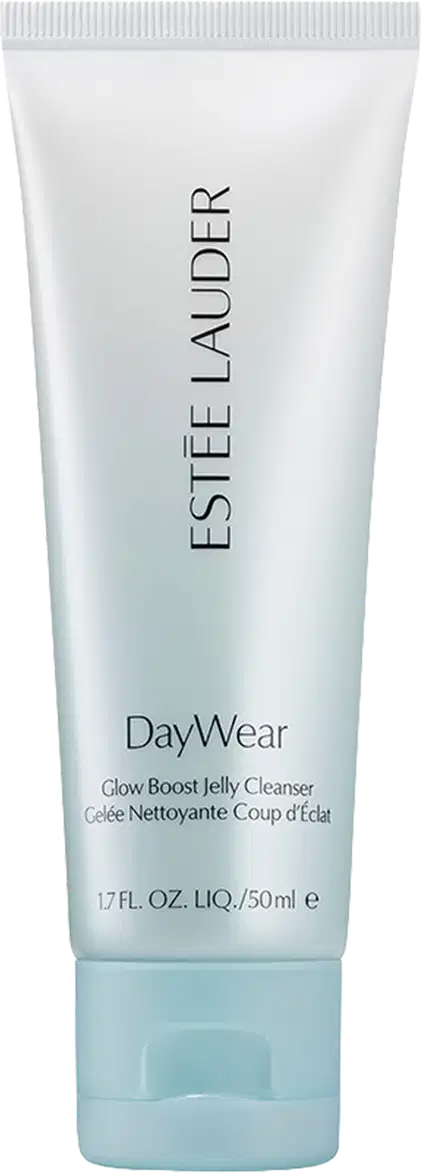 Frasco de gel de limpeza facial da linha DayWear da Estée Lauder, com embalagem branca e azul claro. O rótulo destaca o nome da linha "DayWear" e a descrição "Glow Boost Jelly Cleanser".