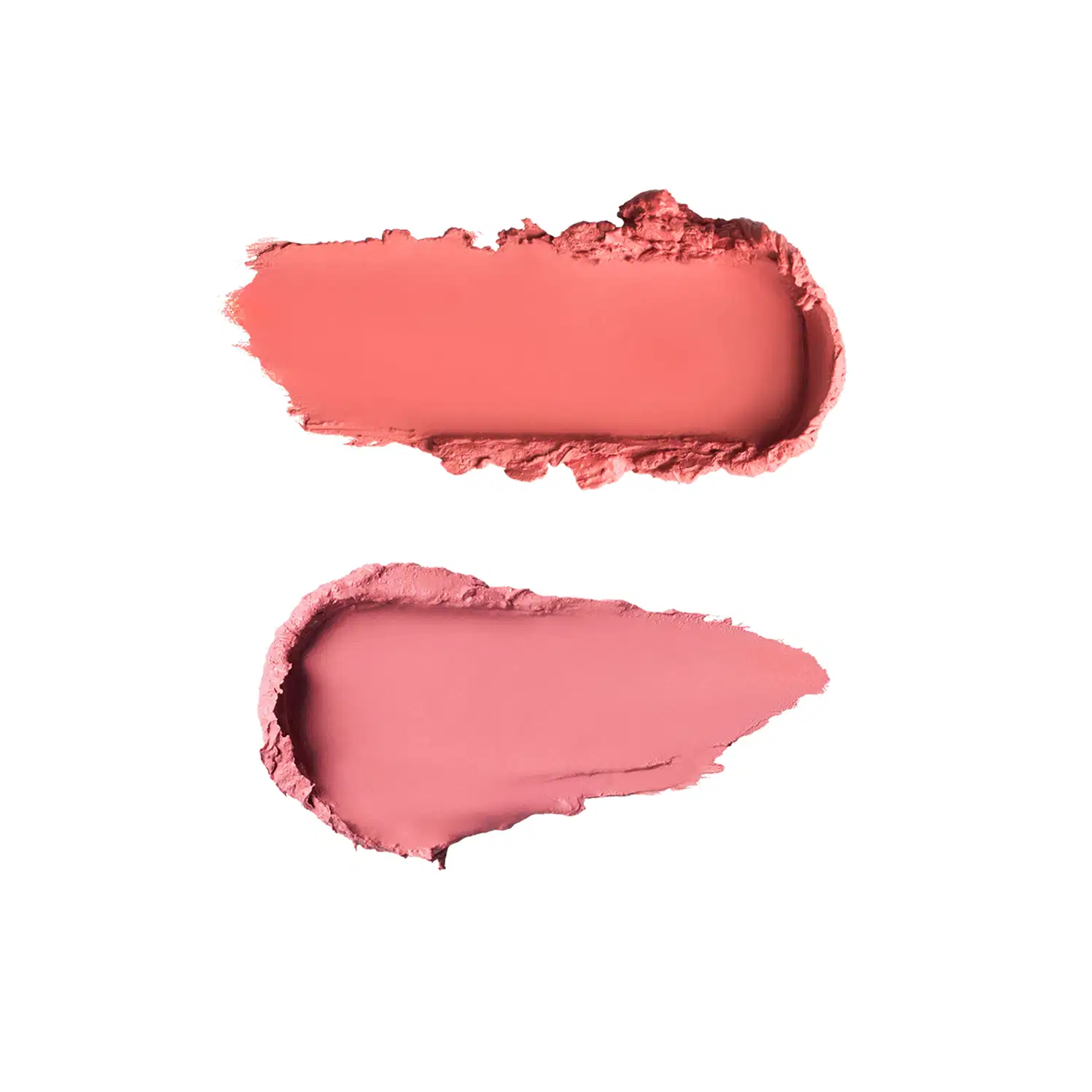 Duas amostras de texturas de maquiagem: amostra superior em tom coral avermelhado com acabamento cremoso e brilhante; amostra inferior em tom rosa claro com textura matte e acabamento pulverulento.