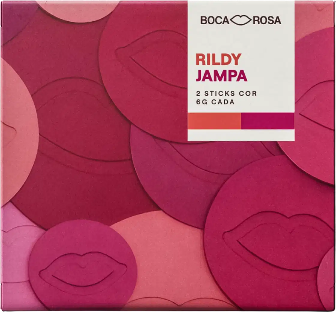 Embalagem Boca Rosa Rildy Jampa com 2 sticks cor de 6g cada, caixa rosa com padrão de lábios em tons de rosa e magenta, rótulo branco com informações do produto.