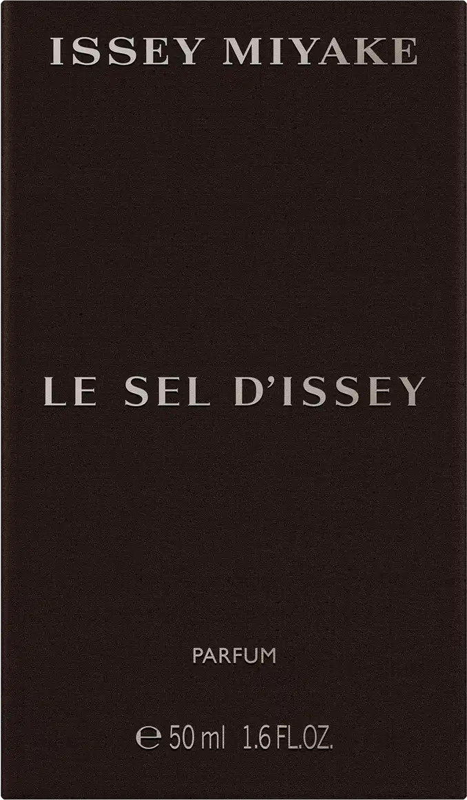 Frasco de item de perfumaria da marca Issey Miyake, com rótulo em fundo escuro exibindo o nome da marca e o nome do produto "Le Sel d'Issey".