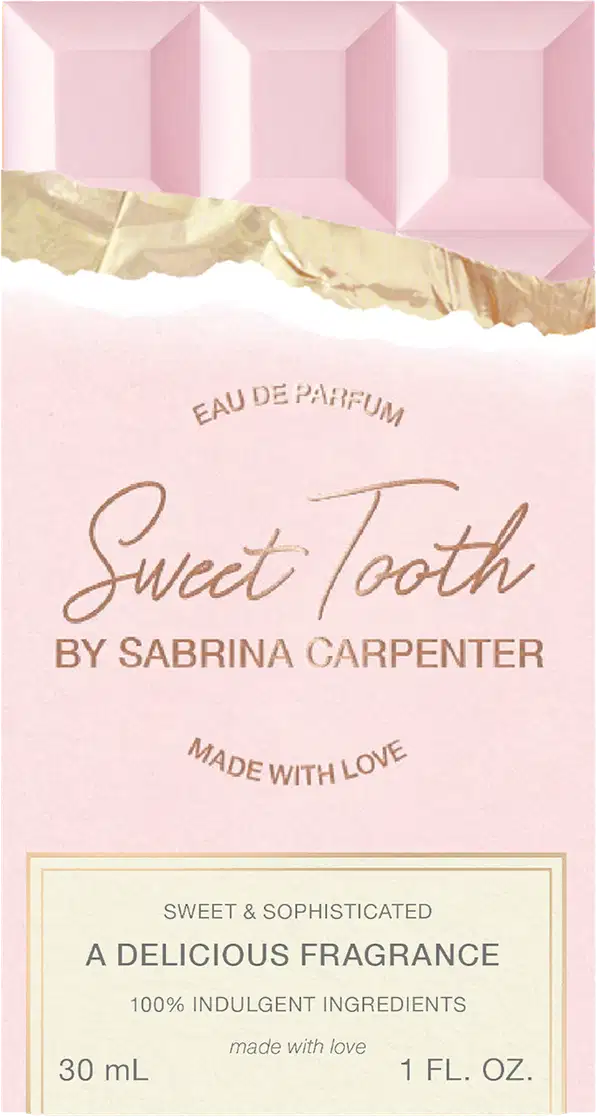 Frasco de perfume rosa e dourado da linha "Sweet Tooth" da marca Sabrina Carpenter, com rótulo destacando o nome do produto e a frase "Made with Love".