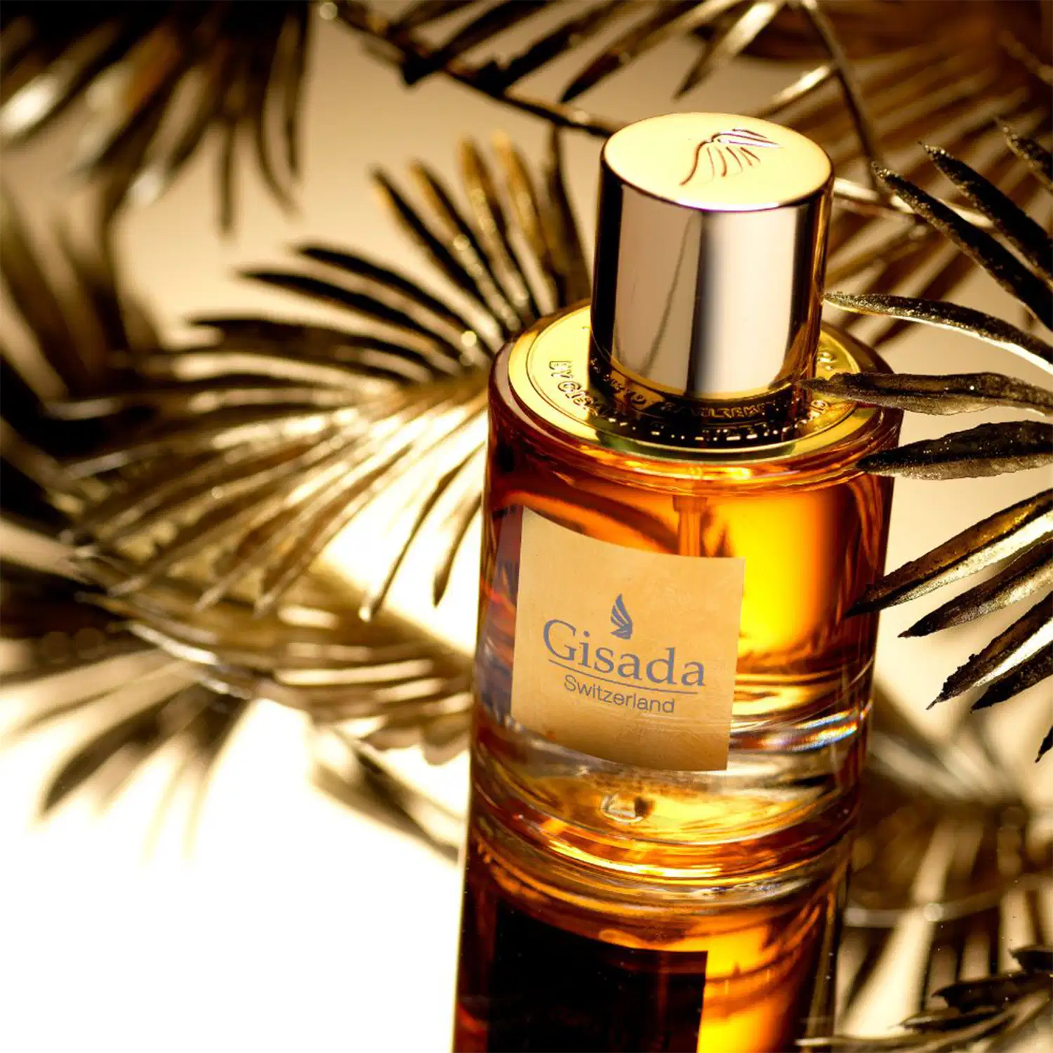 Ambiente luxuoso com iluminação dourada natural, cercado por folhagens secas e galhos decorativos em tons neutros.