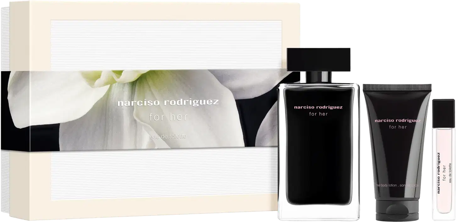 Conjunto Narciso Rodriguez For Her contendo frasco de eau de toilette em vidro preto, tubo de body lotion preto e miniatura de perfume. Embalagem bege com flores brancas.