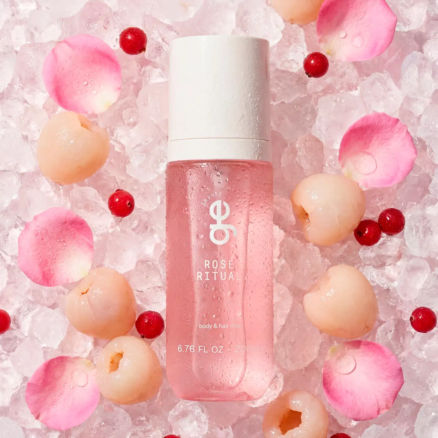 Ambiente refrescante com gelo, pétalas de rosa rosa e contas vermelhas. Cenário de spa luxuoso destacando o body & hair mist Rose Ritual da GE Beauty. Cores predominantes: rosa, branco e vermelho, sugerindo uso em rotinas de beleza e autocuidado.