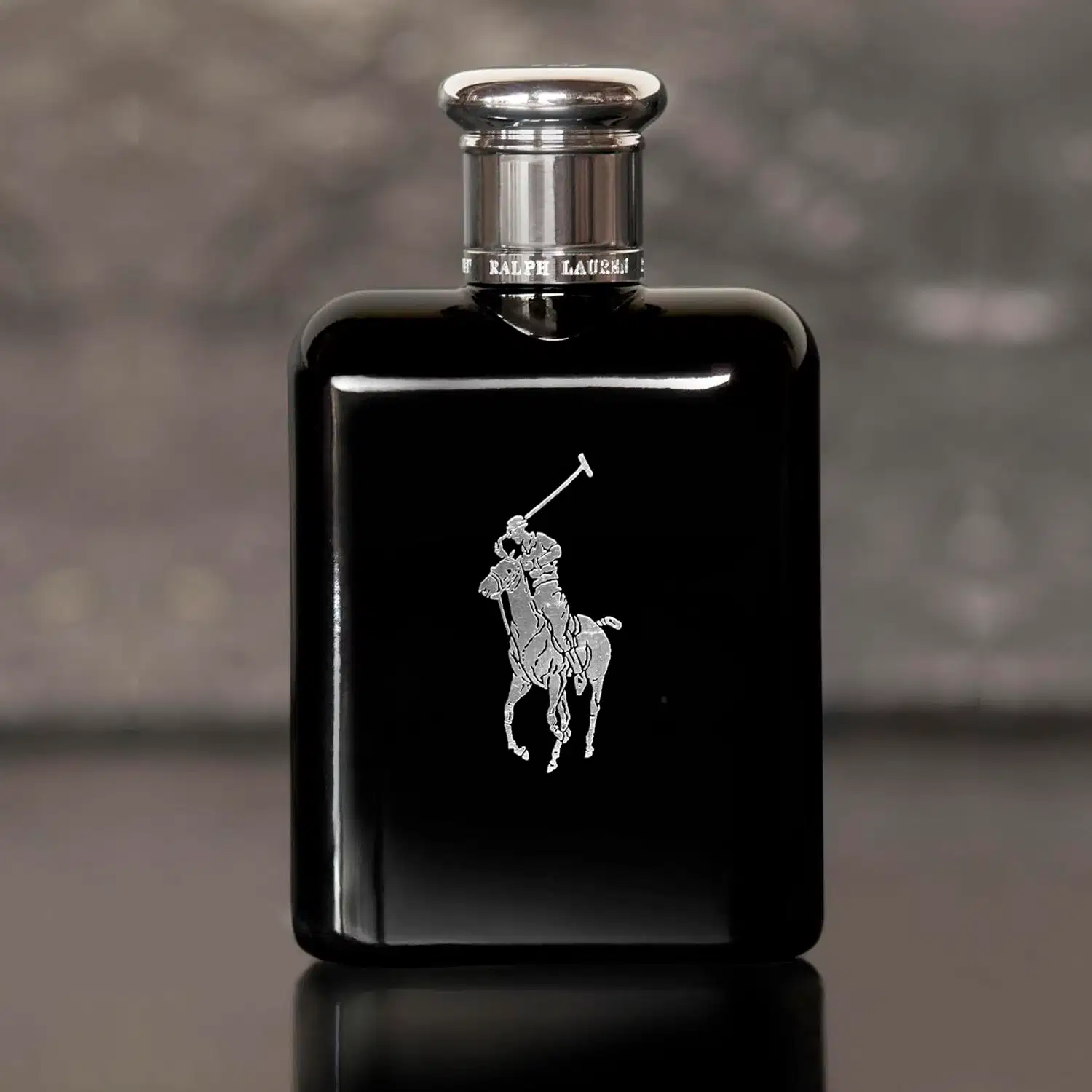 Frasco de perfume preto Polo Black da marca Ralph Lauren com tampa prateada e logotipo da marca em destaque.