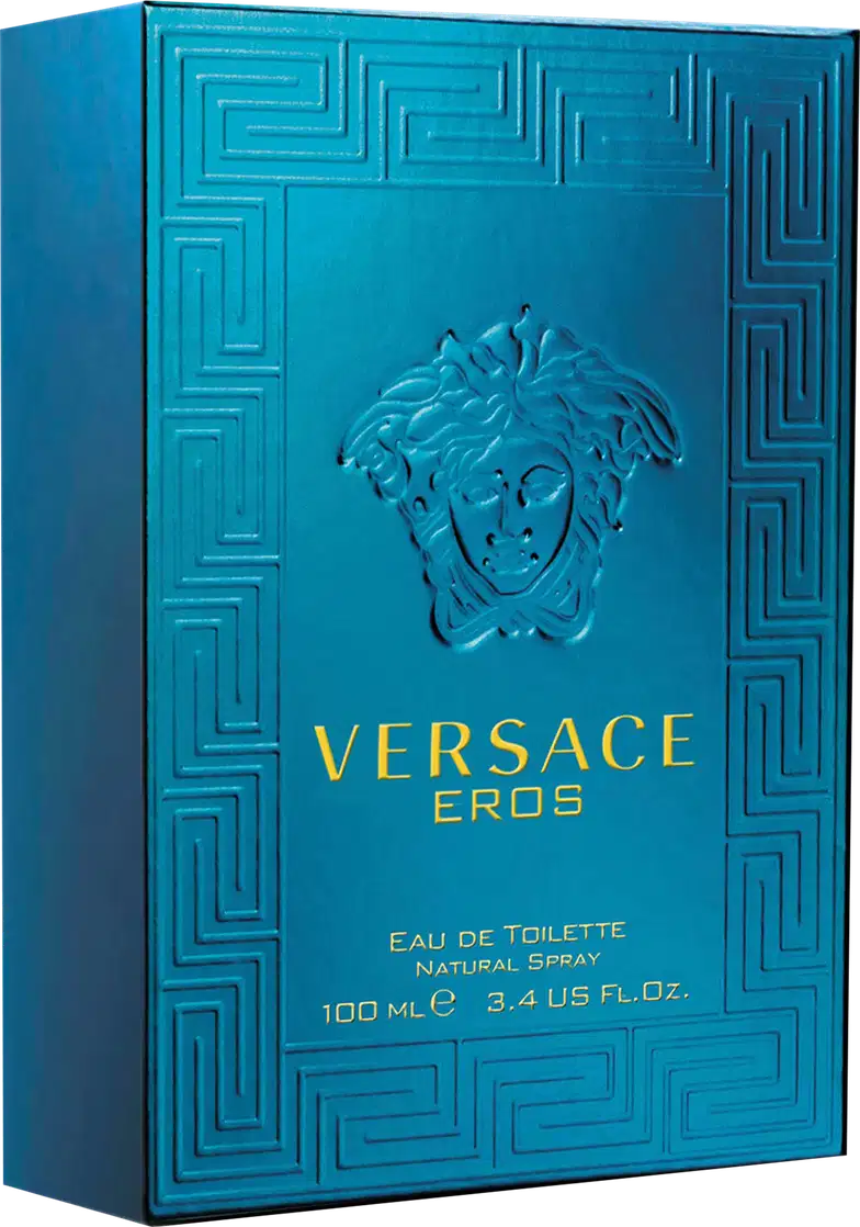 A imagem mostra a caixa azul do perfume Eros da Versace, de lado, com o desenho da medusa em alto relevo, o nome da marca abaixo, nome do perfume, concentração e volumetria.