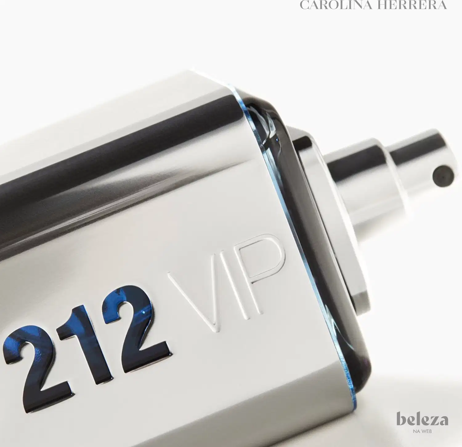 Frasco de perfume masculino Carolina Herrera 212 VIP, com design elegante em vidro transparente e tampa metálica brilhante. Rótulo com o nome da fragrância em letras grandes e informações sobre a marca.