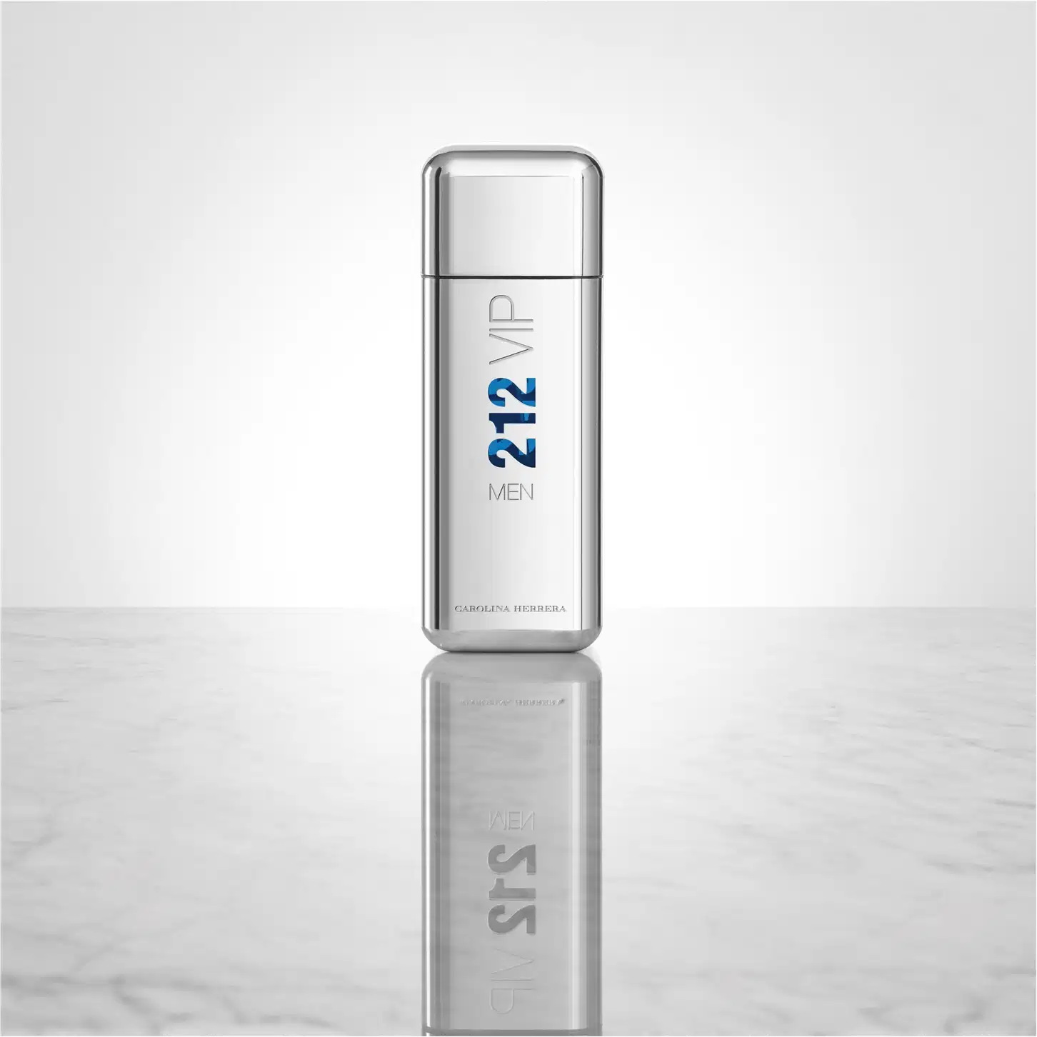 Frasco de perfume masculino Carolina Herrera 212 VIP, com design elegante em vidro transparente e tampa metálica brilhante. Rótulo com o nome da fragrância em letras grandes e informações sobre a marca.
