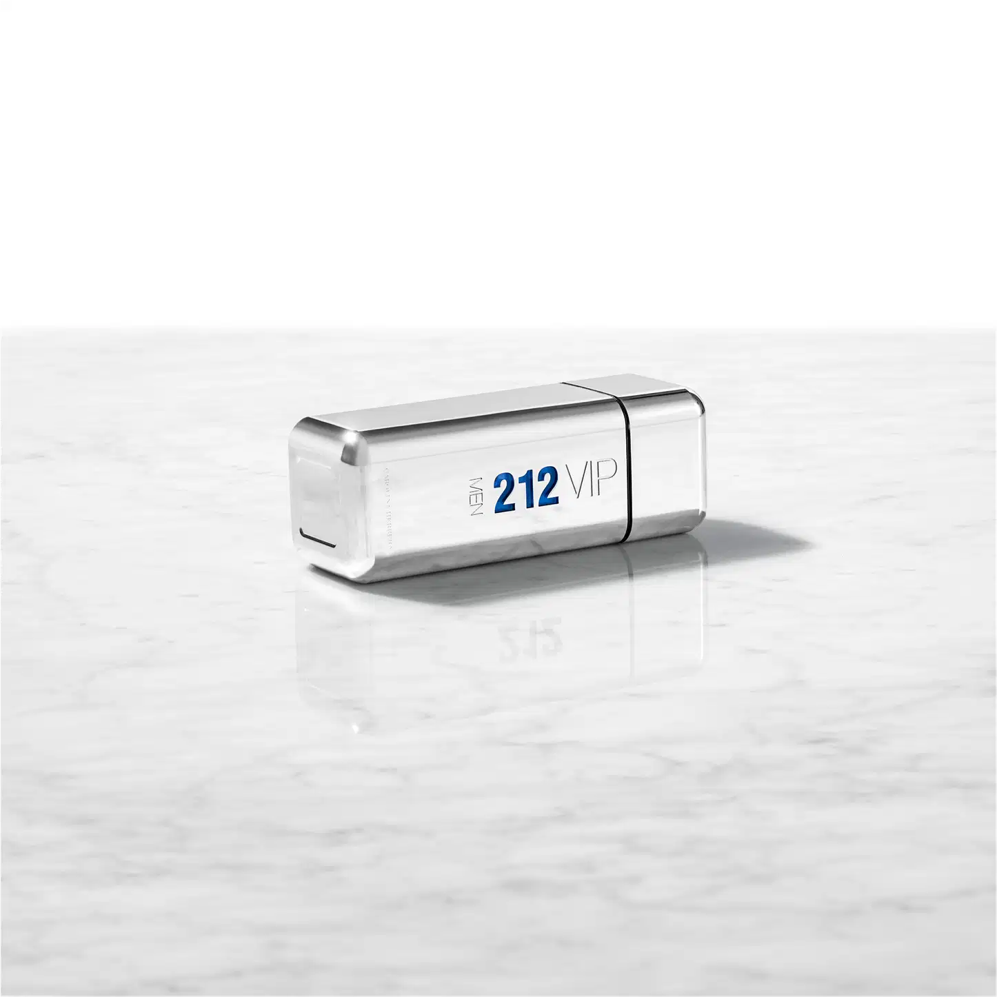 Frasco de perfume masculino Carolina Herrera 212 VIP, com design elegante em vidro transparente e tampa metálica brilhante. Rótulo com o nome da fragrância em letras grandes e informações sobre a marca.