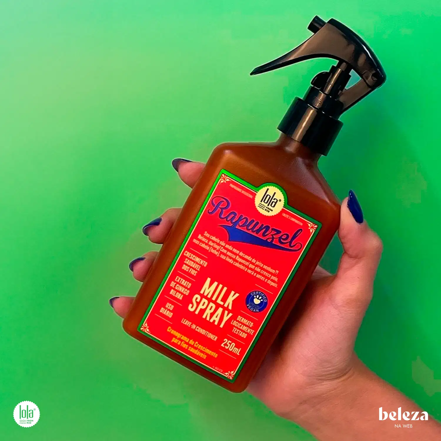 Frasco de spray de leite da marca Lola From Rio, com rótulo rosa e verde destacando a fórmula natural e vegana do produto. O frasco possui um gatilho preto e contém 250 ml do produto.