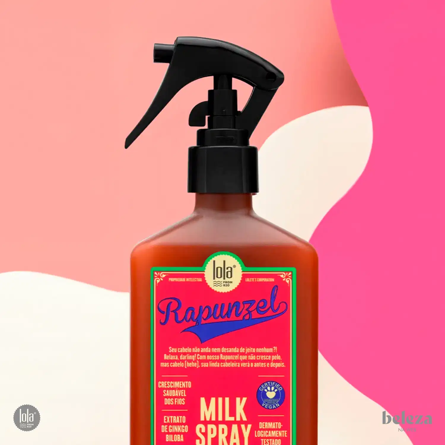 Frasco de spray de leite da marca Lola From Rio, com rótulo rosa e verde destacando a fórmula natural e vegana do produto. O frasco possui um gatilho preto e contém 250 ml do produto.
