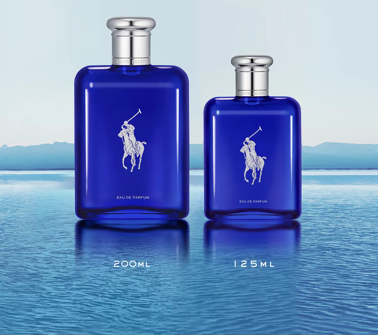 Dois frascos de perfume Ralph Lauren em azul intenso, com o logotipo da marca em branco. O frasco maior possui 200 ml e o menor 125 ml, ambos com tampas prateadas.
