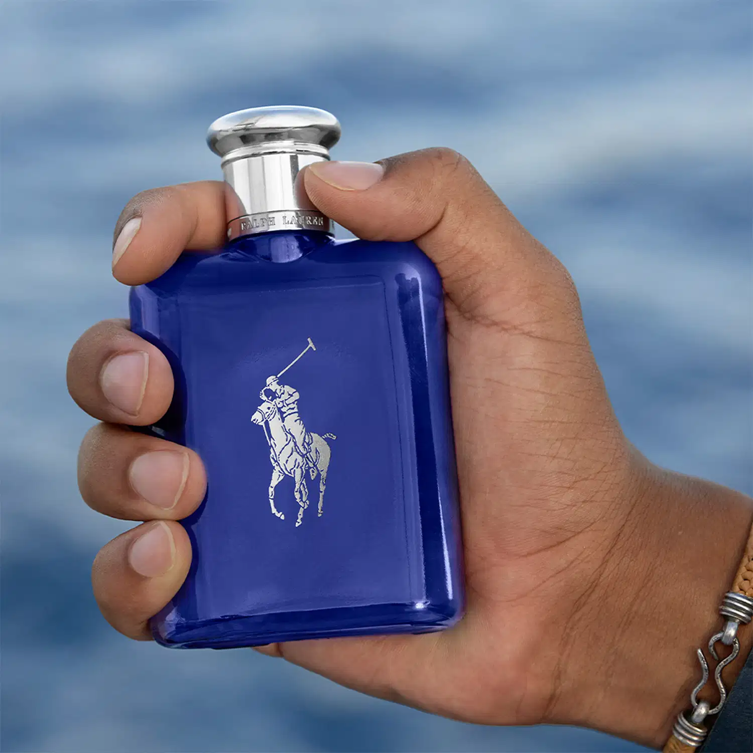 Frasco de perfume da marca Ralph Lauren, com design elegante e sofisticado em tom azul intenso. O rótulo apresenta o logotipo da marca em branco, com a inscrição "Eau de Parfum" abaixo.