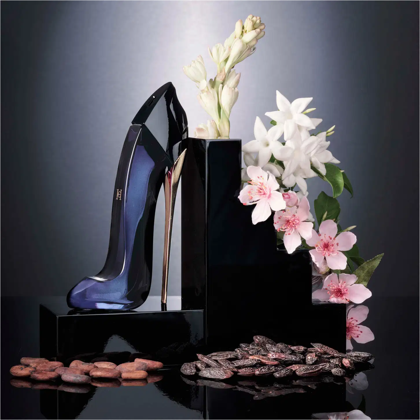 Frasco de perfume Carolina Herrera de design elegante e enigmático, com corpo preto brilhante e detalhes em dourado.