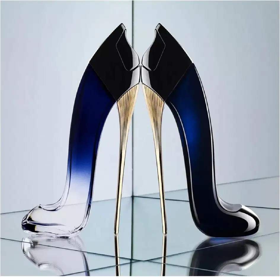 Frasco de perfume Carolina Herrera de design elegante e enigmático, com corpo preto brilhante e detalhes em dourado.