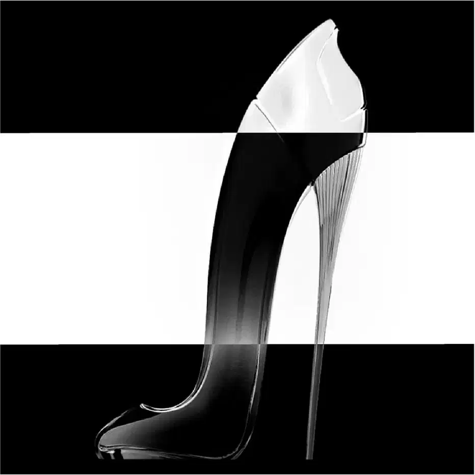 Frasco de perfume Carolina Herrera de design elegante e enigmático, com corpo preto brilhante e detalhes em dourado.
