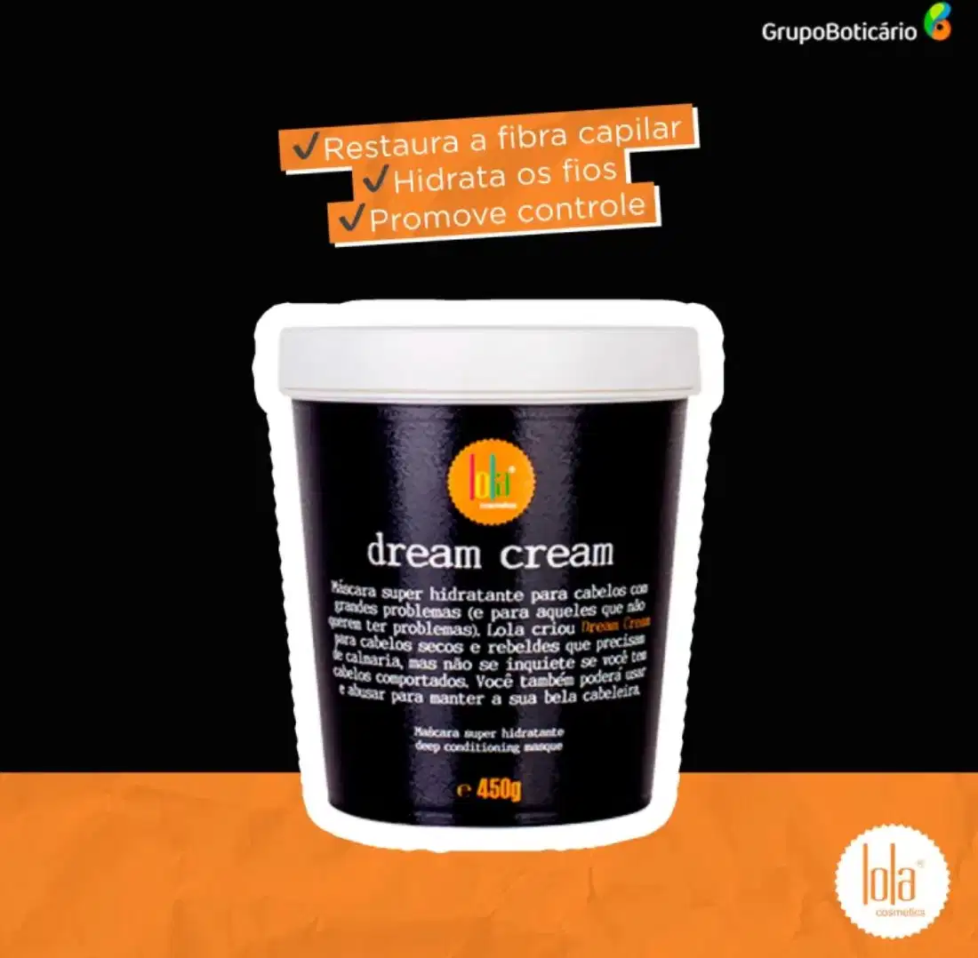Pote preto com rótulo branco e laranja contendo "dream cream", uma máscara super hidratante para cabelos com problemas, de acordo com a descrição no rótulo. O produto é da marca Lola From Rio.