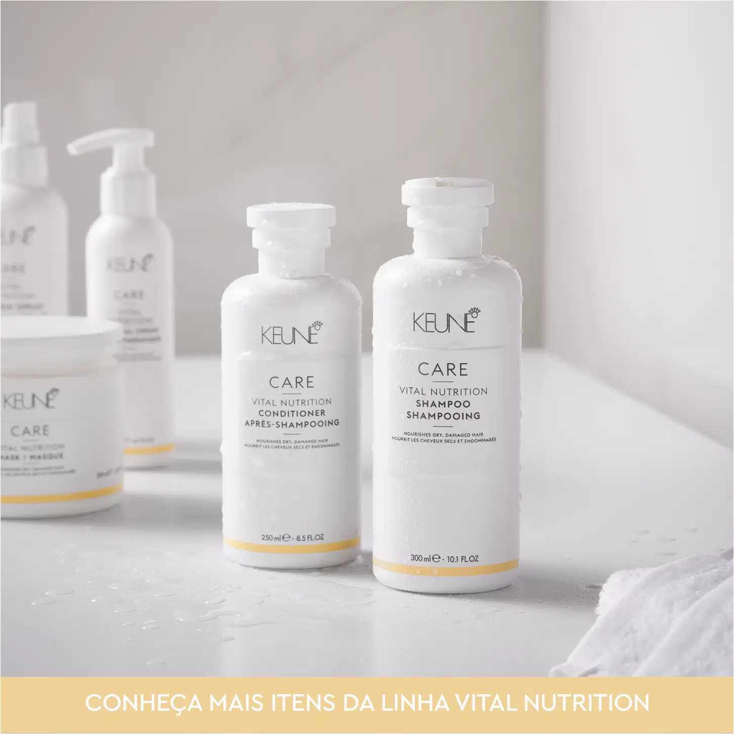 Frascos brancos da linha Vital Nutrition da Keune, contendo condicionador e shampoo. Os rótulos exibem o nome da marca e da linha de produtos em destaque. A imagem convida o leitor a conhecer mais itens dessa linha de cuidados capilares.