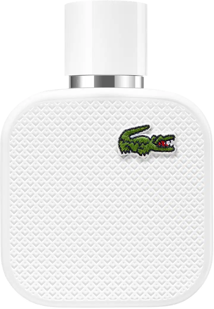 A imagem mostra um frasco de perfume da marca Lacoste. O frasco é retangular, com cantos arredondados e acabamento texturizado em relevo, todo branco, e com o desenho de um crocodilo, símbolo da marca, no canto superior direito.
