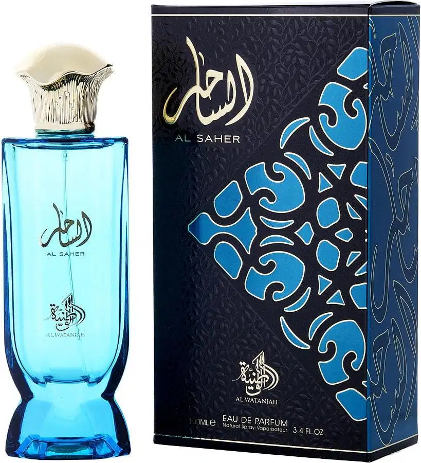 Frasco de perfume Al Saher da marca Al Wataniah, com design elegante em tons de azul e preto. A embalagem apresenta detalhes decorativos e o nome da marca em árabe. O produto é um Eau de Parfum com volume de 100 ml.