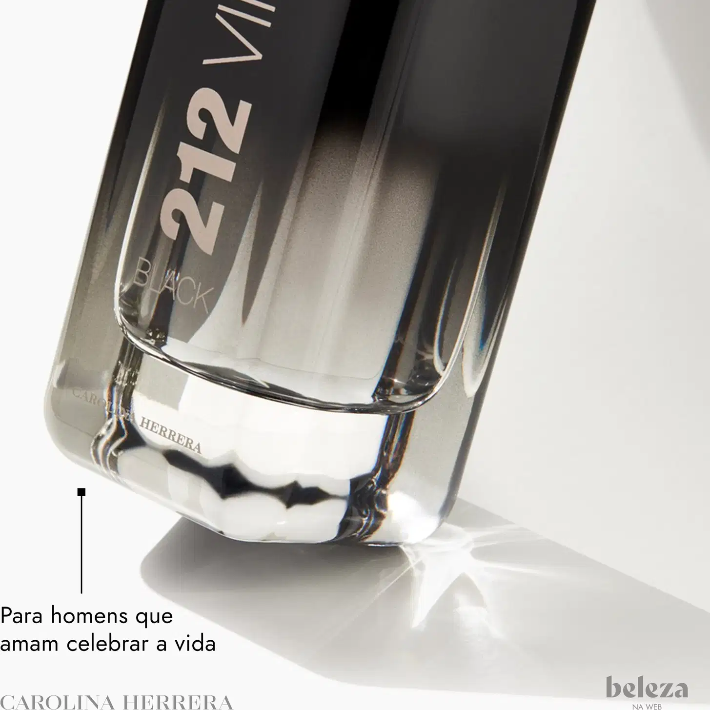 Frasco retangular de vidro transparente com detalhes pretos. Tampão preto fosco na parte superior. Rótulo preto com o nome "212 VIP BLACK" em letras prateadas gravadas. Na base, inscrição "CAROLINA HERRERA" em letras prateadas.
