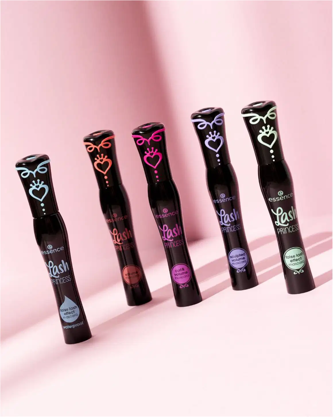 São cinco frascos de rímel da marca Essence, com a linha "Lash Princess". Os frascos são pretos e têm detalhes coloridos em azul, rosa, roxo e branco.