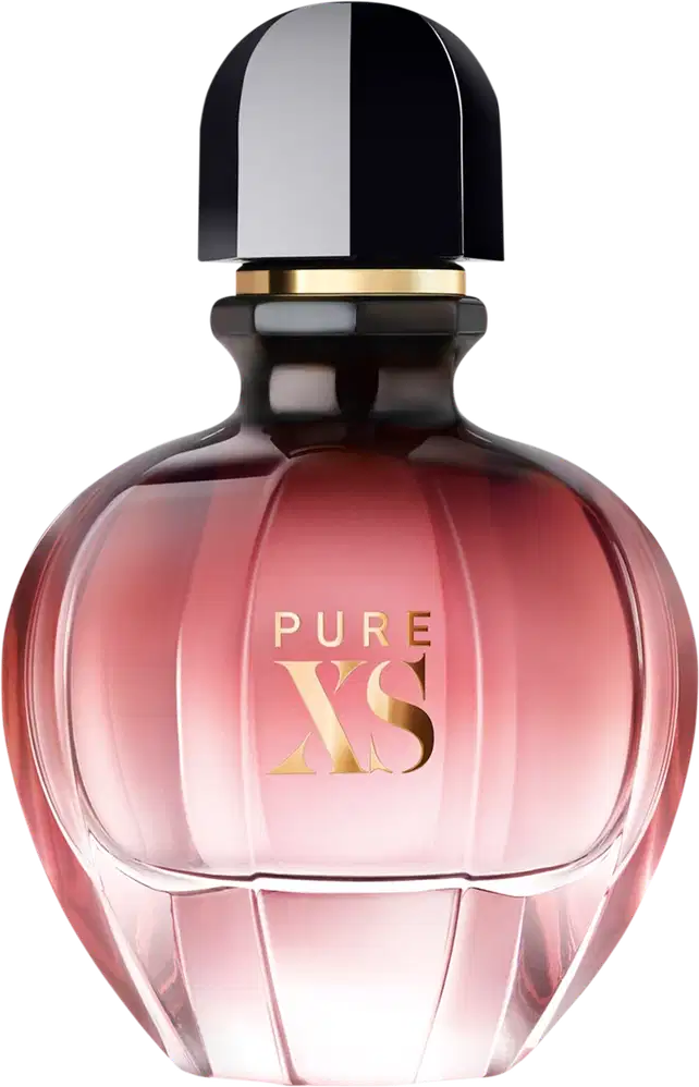 Perfume em frasco de vidro arredondado com tampa preta e detalhes dourados. O frasco é rosa translúcido, com o nome "PURE XS" impresso em letras douradas na parte frontal. A embalagem tem um formato elegante e sofisticado.