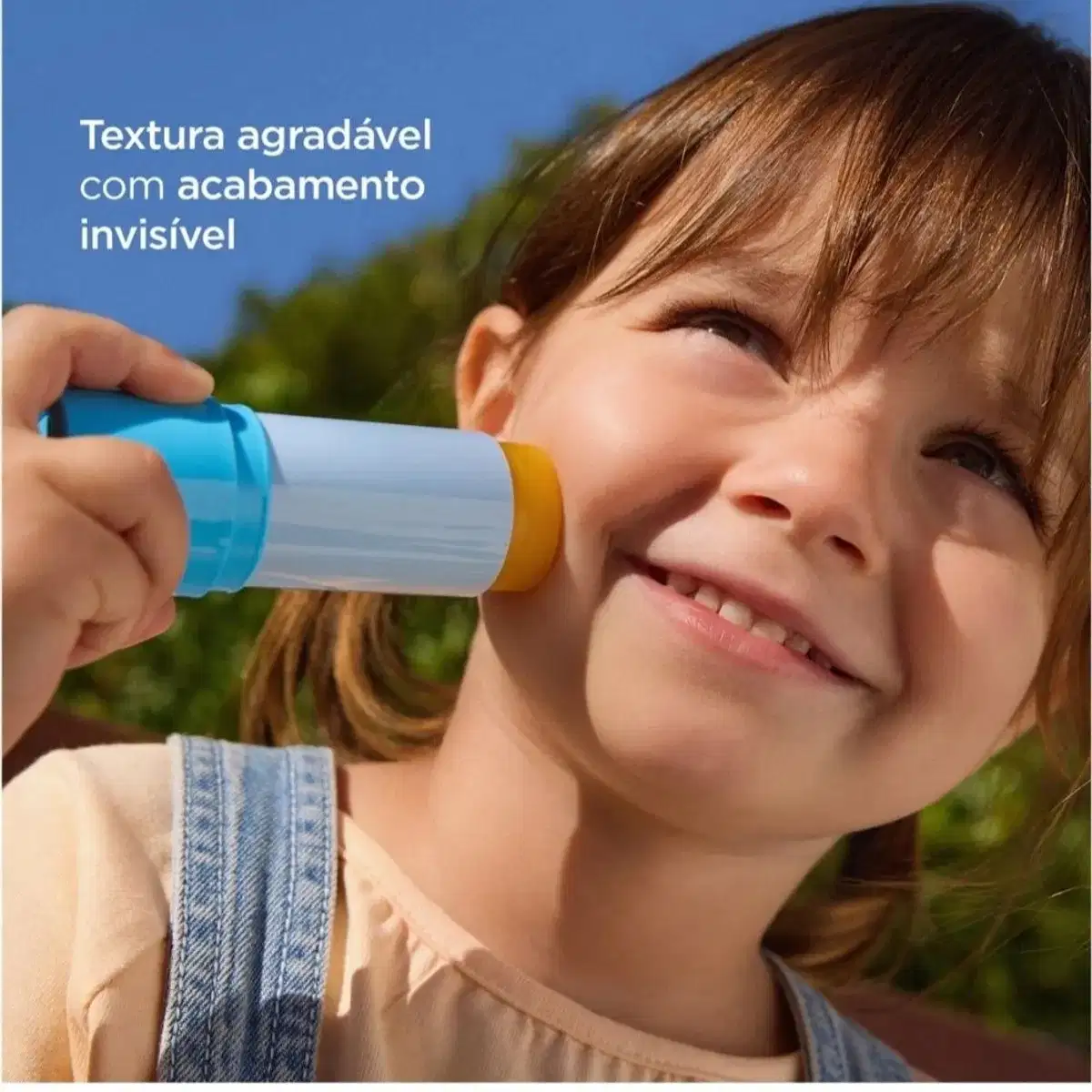 Criança segurando tubo azul e branco com anel amarelo em ambiente externo com céu azul e vegetação ao fundo, demonstrando textura agradável com acabamento invisível.