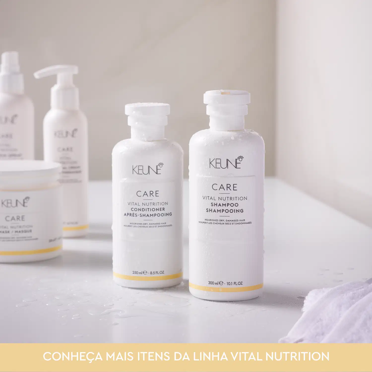 Frascos brancos da linha Vital Nutrition da Keune, contendo condicionador e shampoo. Rótulos com o nome da marca e da linha de produtos destacados.
