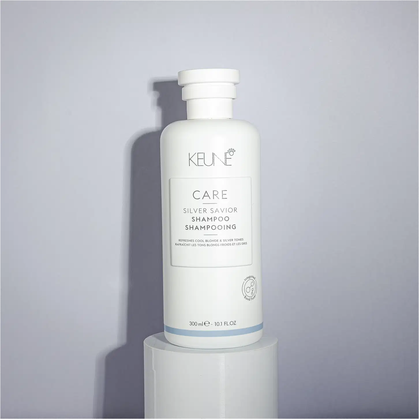 Frasco branco de 300 ml do shampoo Silver Savior da linha Care da Keune, que promete refrescar e tonalizar cabelos loiros e grisalhos.