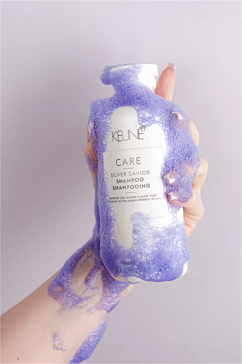 Frasco branco de 300 ml do shampoo Silver Savior da linha Care da Keune, que promete refrescar e tonalizar cabelos loiros e grisalhos.