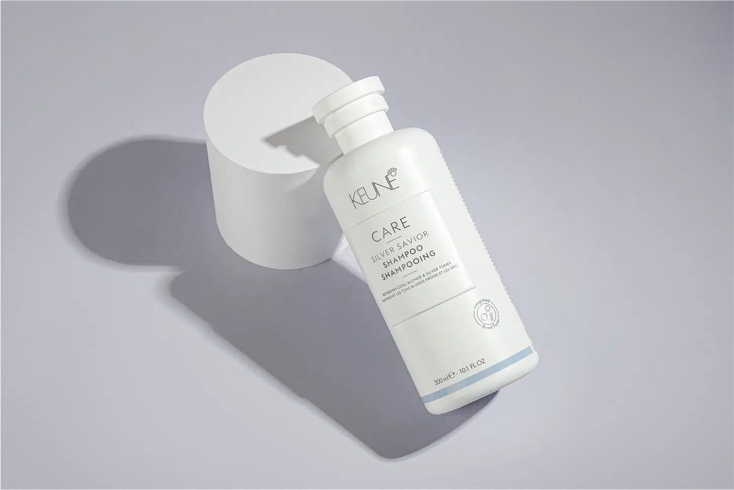 Frasco branco de 300 ml do shampoo Silver Savior da linha Care da Keune, que promete refrescar e tonalizar cabelos loiros e grisalhos.