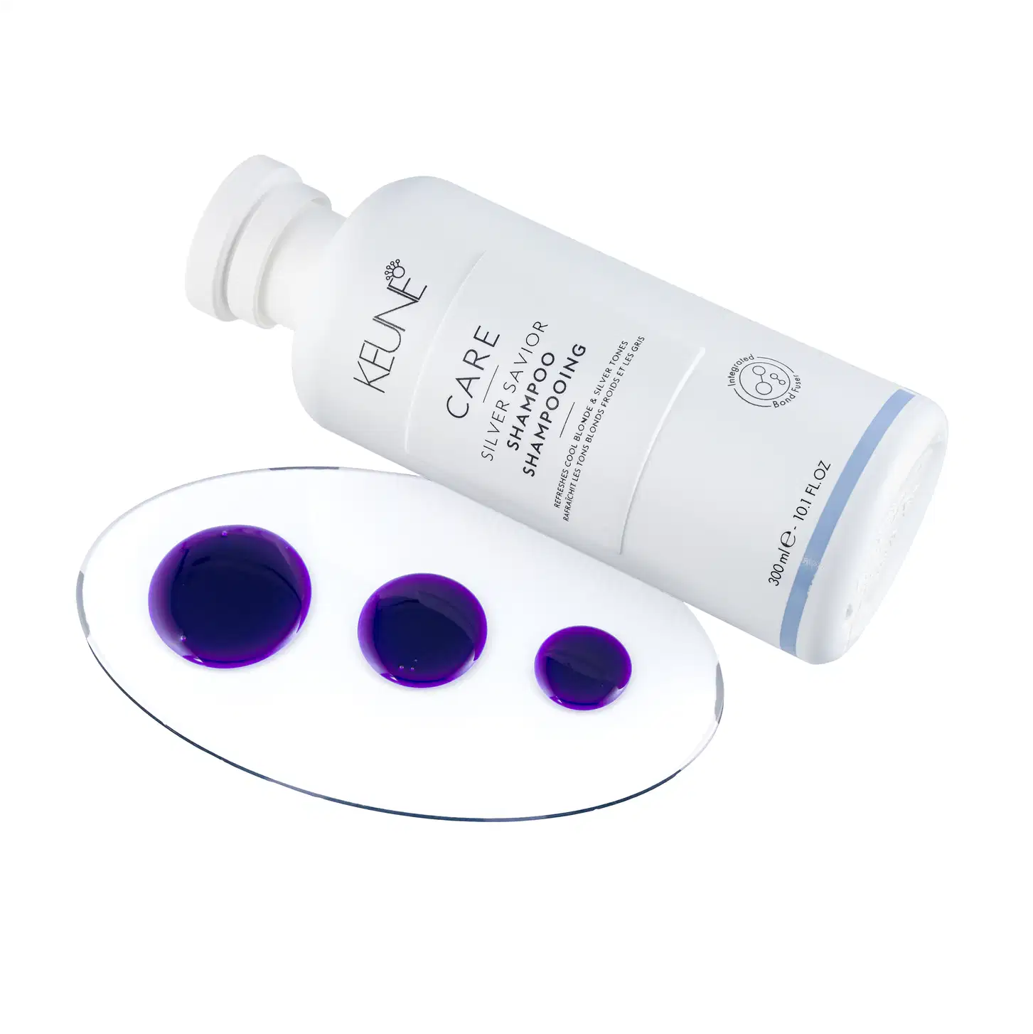 Frasco branco de 300 ml do shampoo Silver Savior da linha Care da Keune, que promete refrescar e tonalizar cabelos loiros e grisalhos.