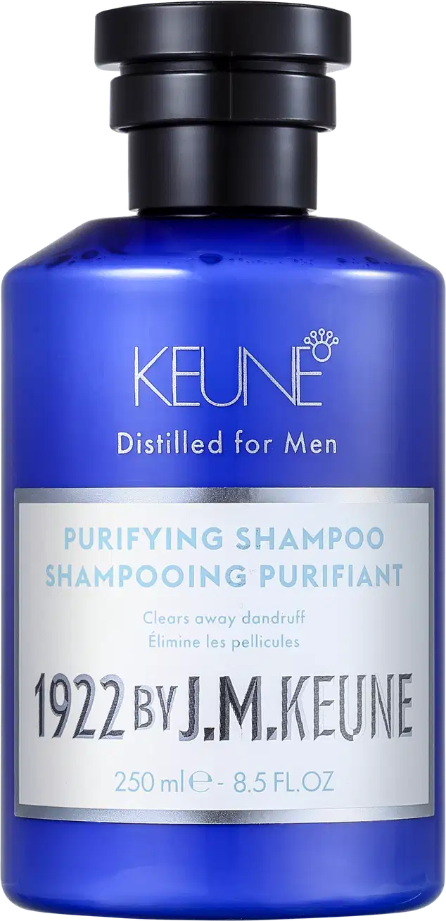 Shampoo em um frasco é azul translúcido, permitindo ver o líquido de cor azul vibrante dentro. A embalagem tem uma tampa preta e apresenta o nome da marca Keune, o nome da linha Distilled for Men e a descrição "Purifying Shampoo" em letras brancas.