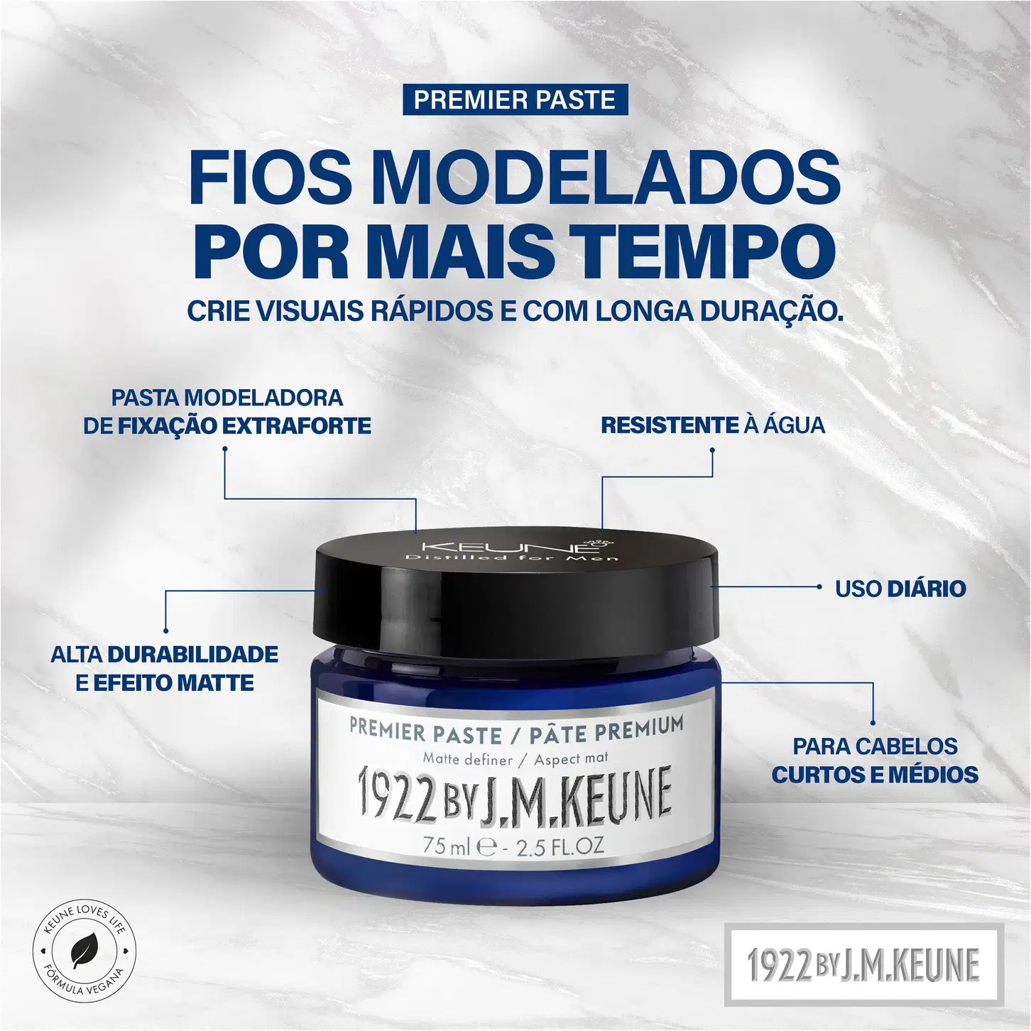 A imagem apresenta uma embalagem de pasta modeladora da marca Keune, com informações sobre suas características, como fixação extra forte, resistência à água e efeito matte. O produto é indicado para cabelos curtos e médios, com uso diário recomendado.