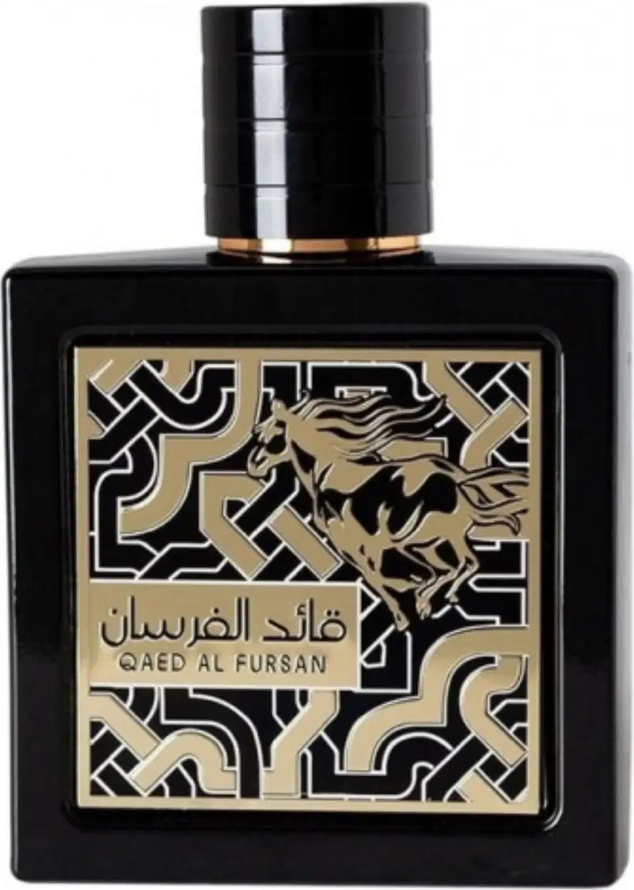 Frasco de perfume preto e dourado da marca Lattafa Perfumes, com design gráfico e ilustração de cavalo. O rótulo exibe o nome da fragrância "Qaed Al Fursan" em árabe e inglês.