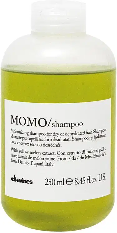 Frasco de shampoo Momo da marca Davines, com 250 ml de capacidade. O produto possui embalagem de plástico transparente com faixa verde e rótulo branco com informações sobre o produto.