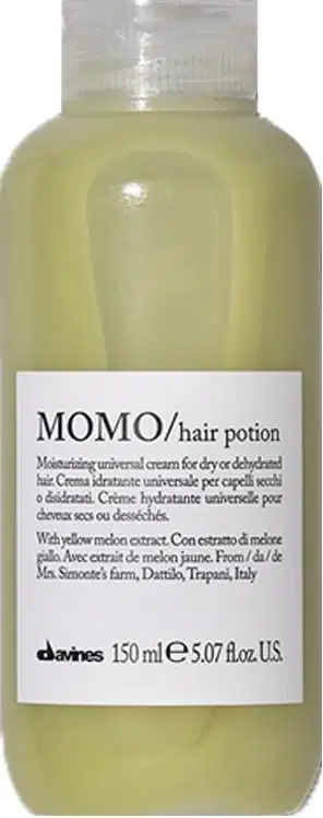 Frasco de 150 ml da poção capilar MOMO da marca Davines, com rótulo branco e texto preto informando tratar-se de um creme hidratante universal para cabelos secos ou desidratados.