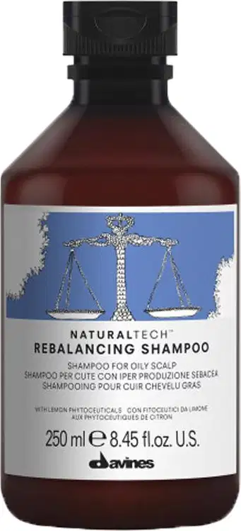 Frasco de shampoo Davines Naturaltech Rebalancing, com 250 ml, embalagem de plástico marrom escuro, rótulo com ilustração de balança e texto em inglês, francês e italiano.