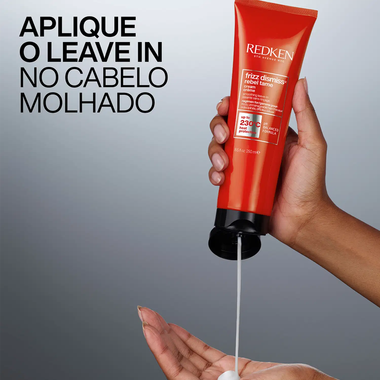 A embalagem de um item de perfumaria da marca Redken exibe o texto "Frizz Dismiss Rebel Tame" em letras pretas sobre fundo vermelho.