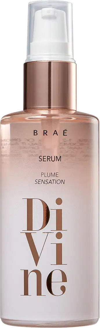 Frasco de serum da marca Braé, com embalagem de vidro e bomba de pulverização, em tons de rosa e bronze, com o nome "Divine" impresso em destaque.