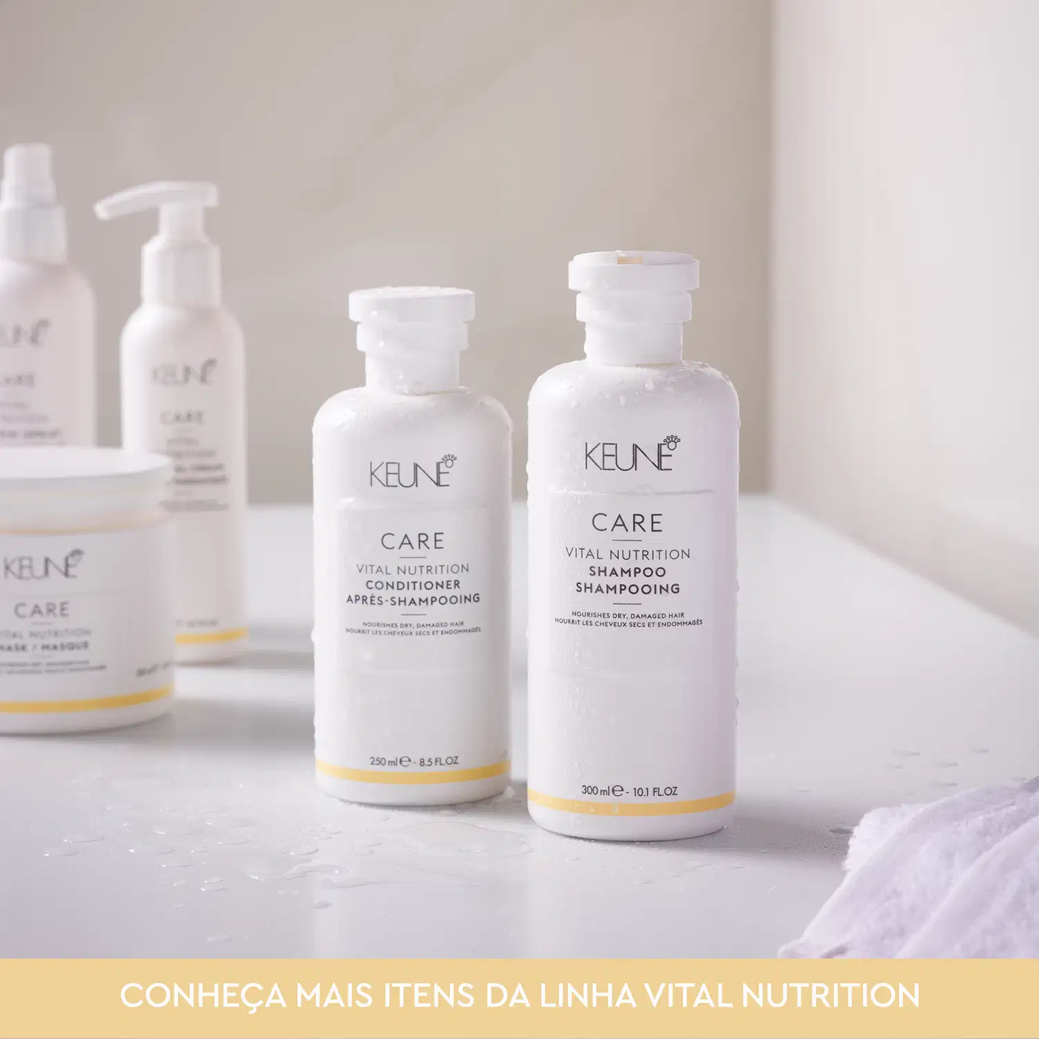 Ambiente de produtos de beleza da marca Keune, com embalagens da linha Vital Nutrition em tons neutros, destacando o shampoo e condicionador, em um cenário minimalista e claro.