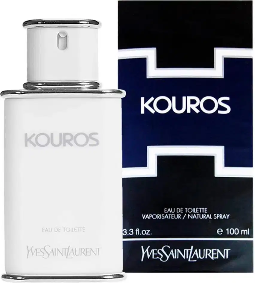 Frasco de perfume Kouros da Yves Saint Laurent, com design elegante e minimalista em tons de branco e cinza. O rótulo destaca o nome da fragrância em letras grandes e o texto "Eau de Toilette" abaixo.