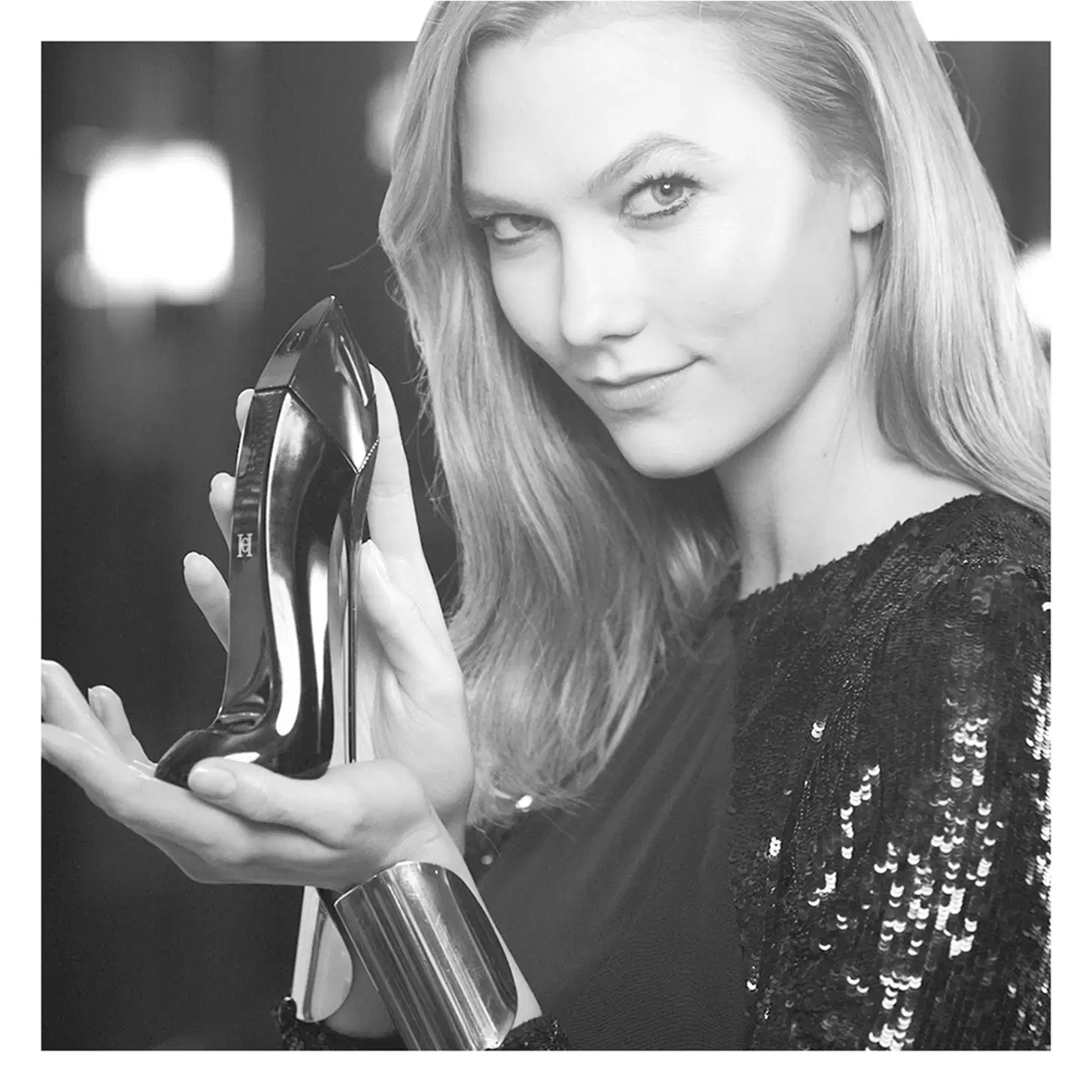 Frasco do perfume Good Girl da Carolina Herrera, em tons de preto e azul com design elegante e sofisticado em formato de salto agulha.