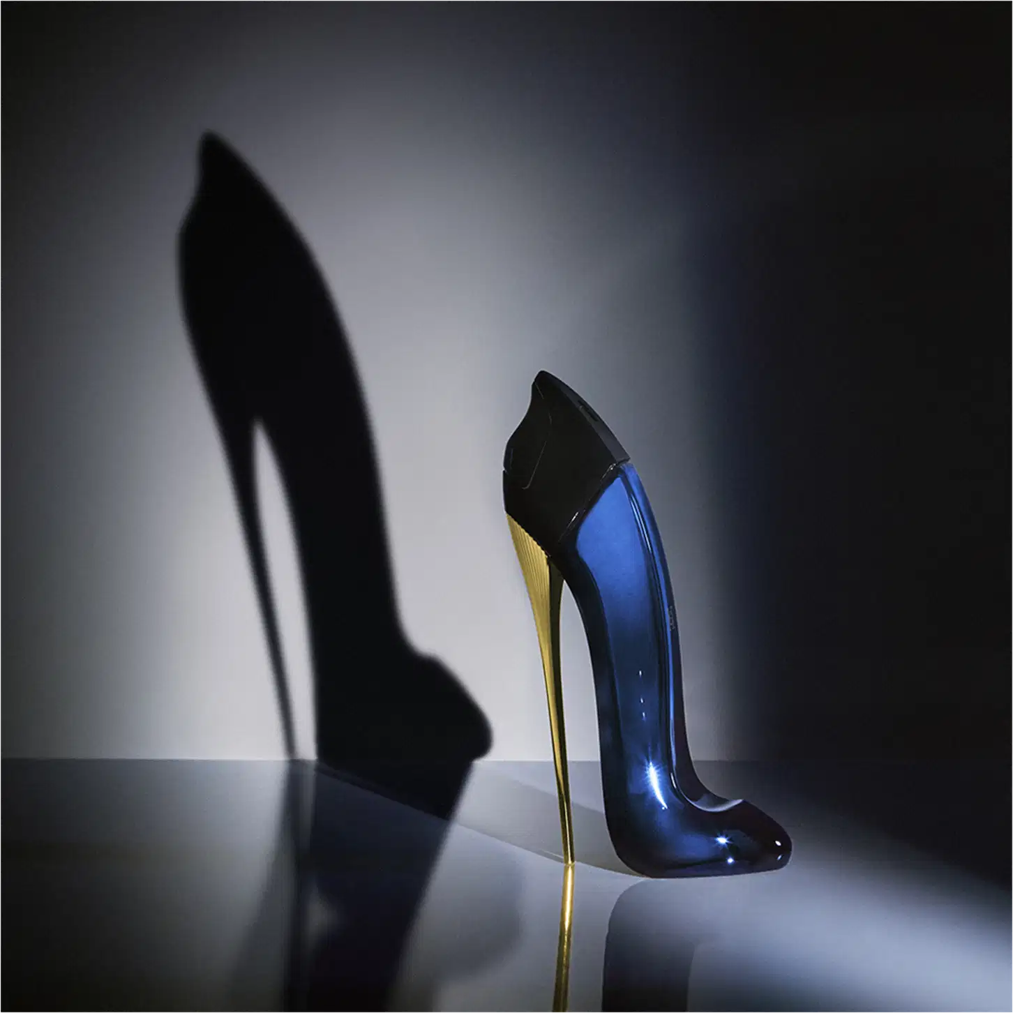 Frasco do perfume Good Girl da Carolina Herrera, em tons de preto e azul com design elegante e sofisticado em formato de salto agulha.