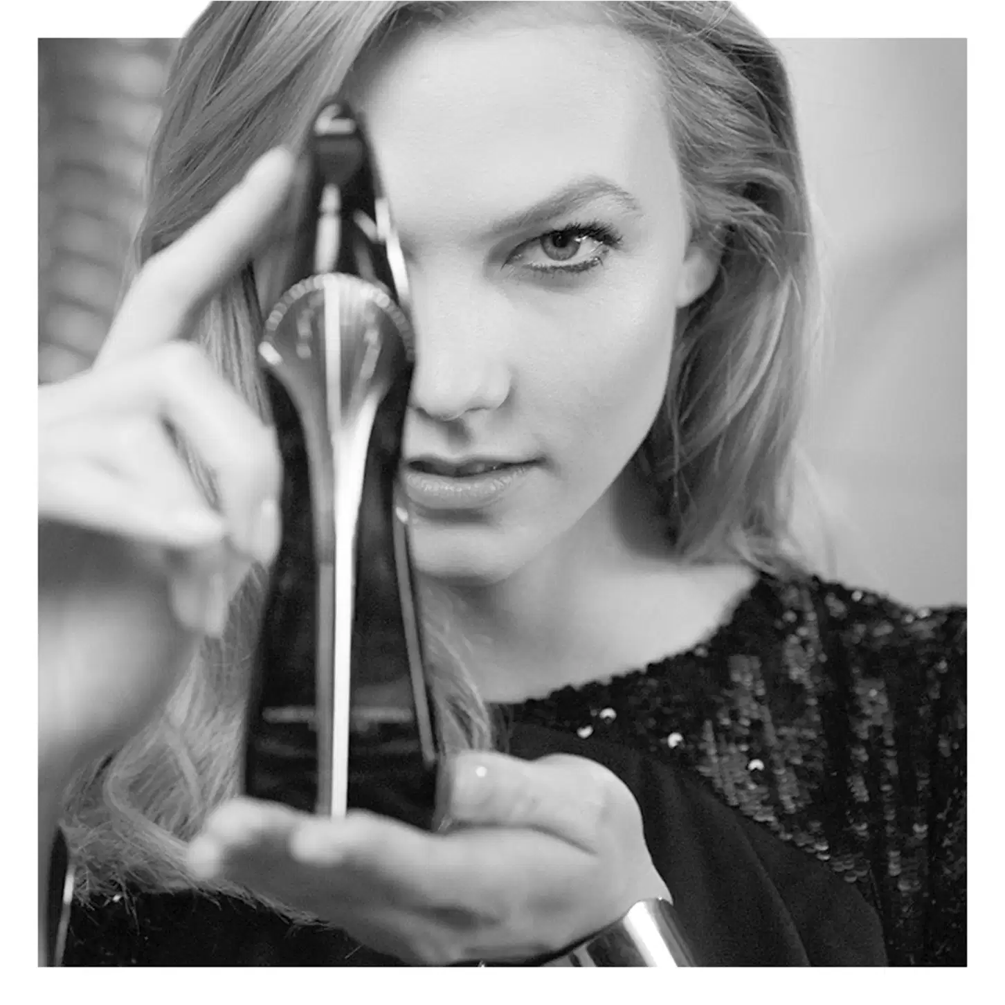 Frasco do perfume Good Girl da Carolina Herrera, em tons de preto e azul com design elegante e sofisticado em formato de salto agulha.