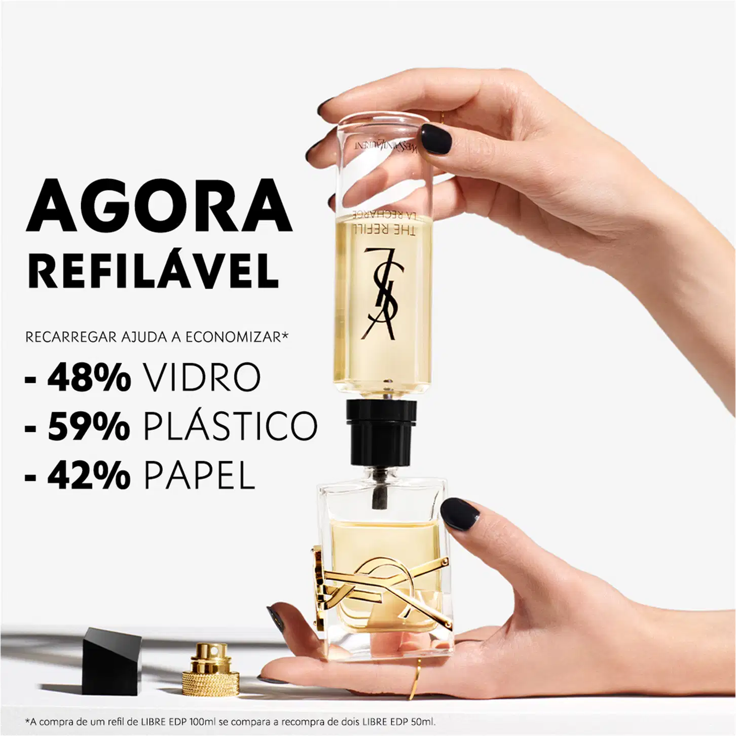 Frasco de perfume Yves Saint Laurent com design elegante e rótulo com logotipo da marca. Destaca-se a proposta de recarregar o produto, com informações sobre a redução de consumo de vidro, plástico e papel.